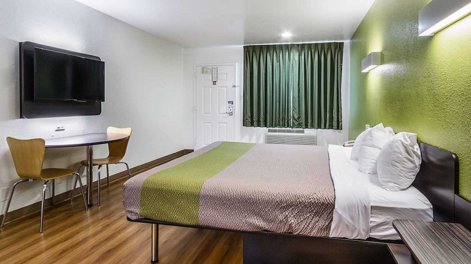 King suite at Motel 6 San Marcos, TX - North