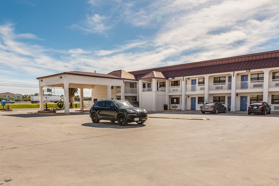 Parking area at Motel 6 San Marcos, TX - North